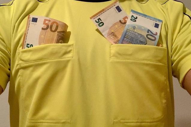 Nahaufnahme eines gelben Shirts mit Bargeld in den Taschen, darunter zwei 50-Euro- und ein 20-Euro-Schein.