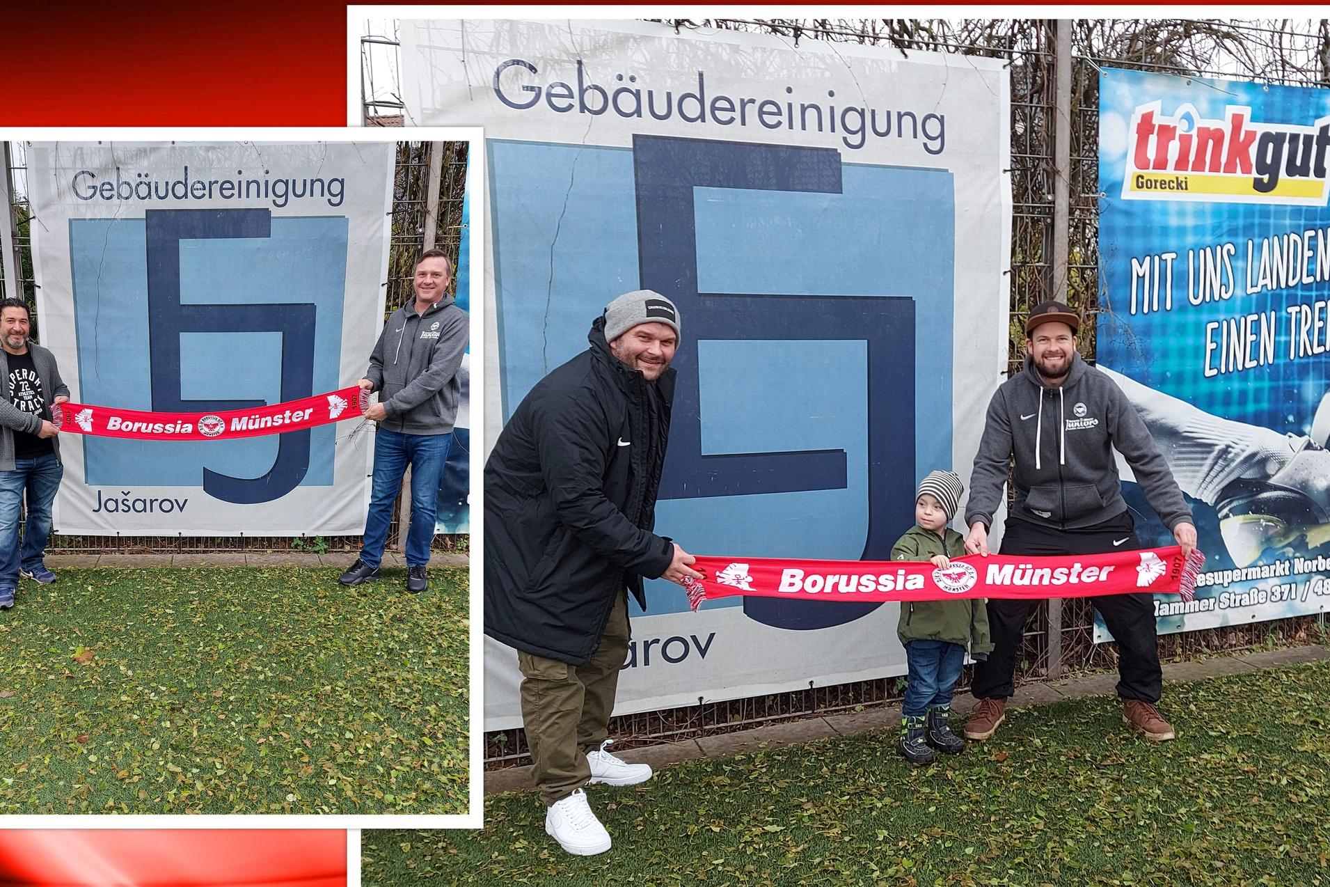 Drei Personen, darunter ein Kind, halten ein Fan-Banner von Borussia M&uuml;nster vor einem Werbebanner.