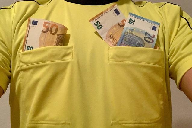 Nahaufnahme eines gelben Shirts mit Bargeld in den Taschen, darunter zwei 50-Euro- und ein 20-Euro-Schein.