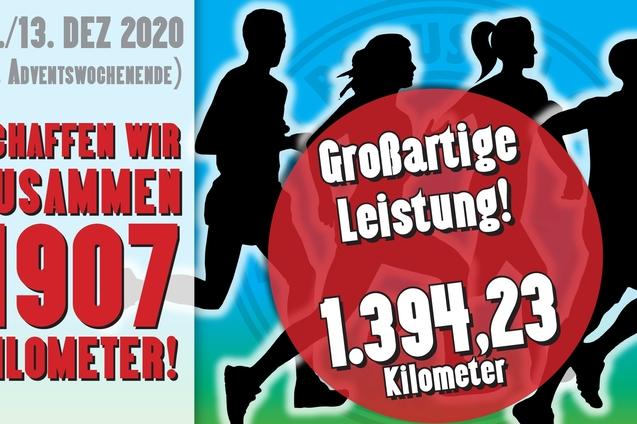 Grafische Ank&uuml;ndigung eines Lauf-Events mit Daten, Distanz und motivierendem Text auf buntem Hintergrund.
