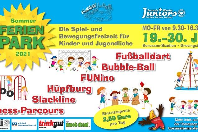 Buntes Plakat f&uuml;r den Ferienpark 2021 mit Aktivit&auml;ten f&uuml;r Kinder, einschlie&szlig;lich Fu&szlig;ball, H&uuml;pfburg und Slackline.