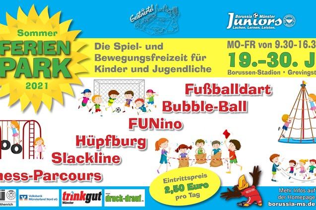 Buntes Plakat f&uuml;r den Ferienpark 2021 mit Aktivit&auml;ten f&uuml;r Kinder, einschlie&szlig;lich Fu&szlig;ball, H&uuml;pfburg und Slackline.