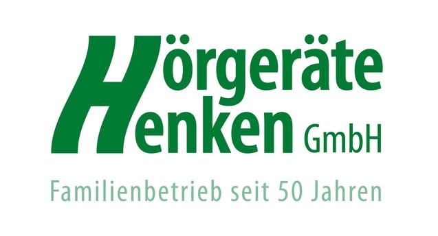 Logo von H&ouml;rger&auml;te Henken GmbH, Schriftzug in gr&uuml;ner Farbe mit dem Zusatz "Familienbetrieb seit 50 Jahren".