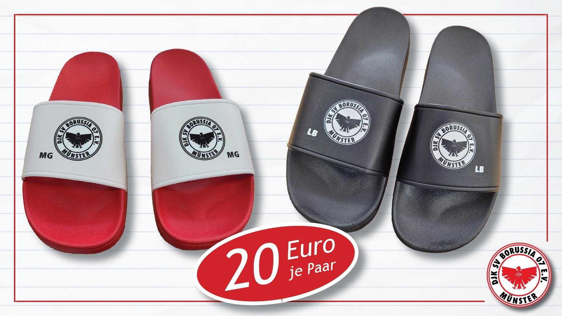 Zwei Paar Flip-Flops in Rot-Wei&szlig; und Schwarz mit dem Logo von Borussia M&uuml;nster, im Angebot f&uuml;r 20 Euro je Paar.
