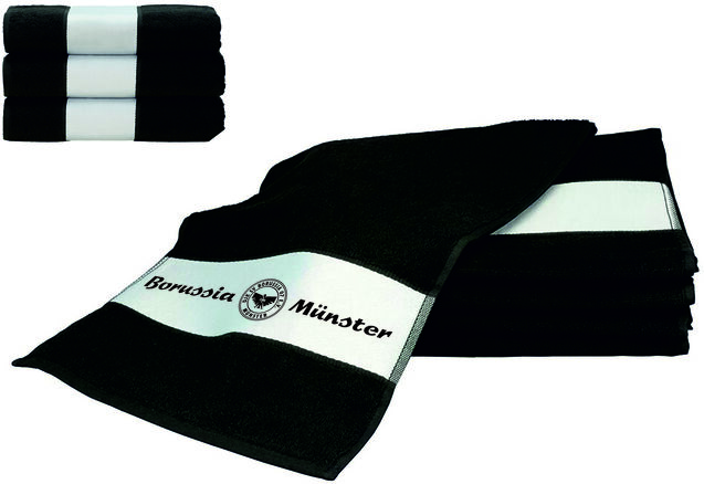 Schwarze Handt&uuml;cher mit wei&szlig;em Streifen und dem Schriftzug "Borussia M&uuml;nster" im Vordergrund, gestapelt im Hintergrund.