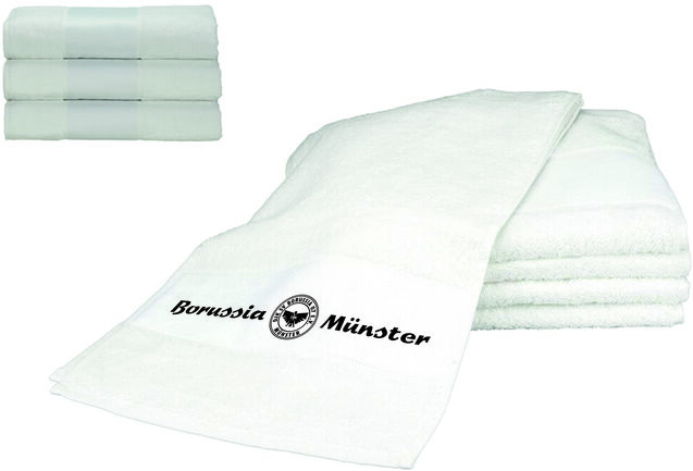 Wei&szlig;es Handtuch mit dem Aufdruck &bdquo;Borussia M&uuml;nster&ldquo; neben drei weiteren gefalteten Handt&uuml;chern auf einem wei&szlig;en Hintergrund.